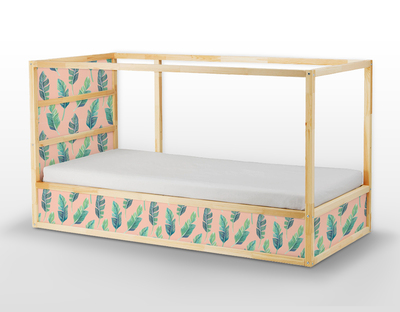 Sticker Ikea Kura Bed Grüne Blätter auf einem pfirsichfarbenen Hintergrund