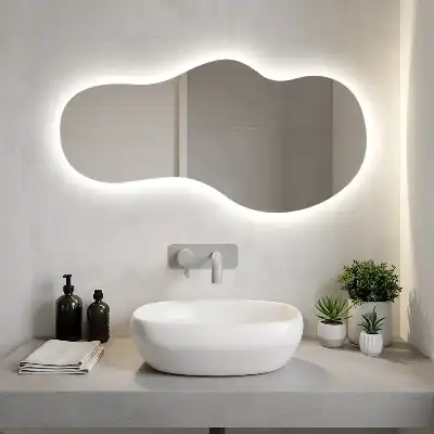 Unförmiger Wandspiegel mit LED-Beleuchtung