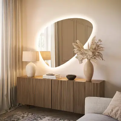 Eiförmiger Wandspiegel mit LED Beleuchtung