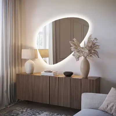 Eiförmiger Wandspiegel mit LED Beleuchtung