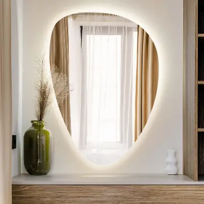 Eiförmiger Wandspiegel mit LED Beleuchtung