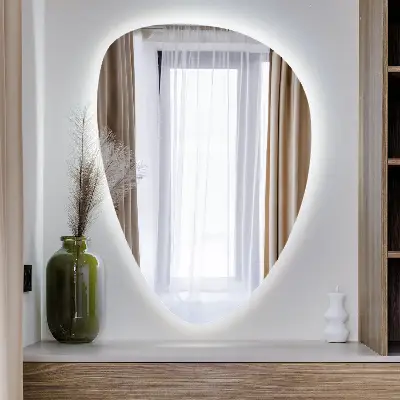 Eiförmiger Wandspiegel mit LED Beleuchtung