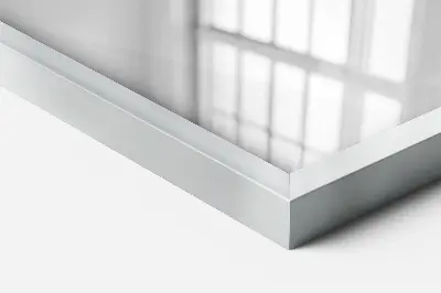 Rechteckiger Wandspiegel mit silbernem Rahmen