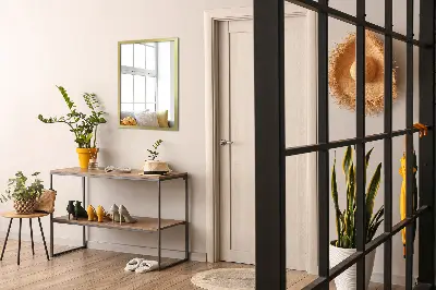 Rechteckiger Wandspiegel mit goldenem Rahmen