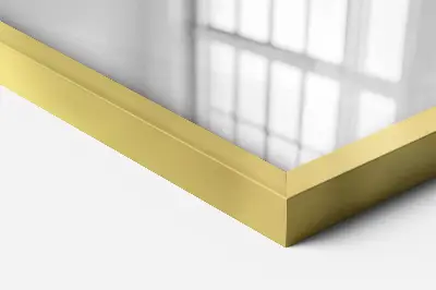 Rechteckiger Wandspiegel mit goldenem Rahmen