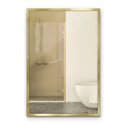 Rechteckiger Wandspiegel mit goldenem Rahmen