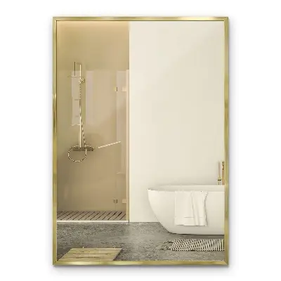 Rechteckiger Wandspiegel mit goldenem Rahmen