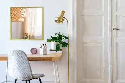 Rechteckiger Wandspiegel mit goldenem Rahmen