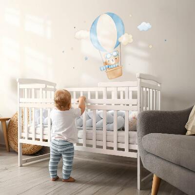 Wandsticker 60x91 Kleiner Teddybär in einem Ballon im Wolken-Aquarell-Pastell