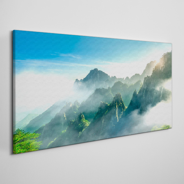 Foto auf leinwand Berglandschaft an einem nebligen Morgen