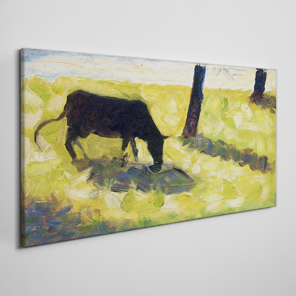 Foto auf leinwand Eine Kuh grast in einer grünen Landschaft