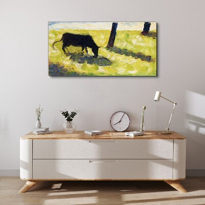 Foto auf leinwand Eine Kuh grast in einer grünen Landschaft