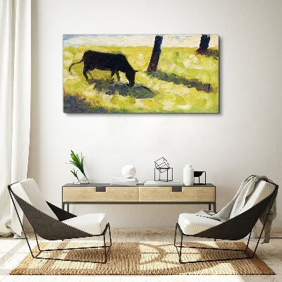 Foto auf leinwand Eine Kuh grast in einer grünen Landschaft