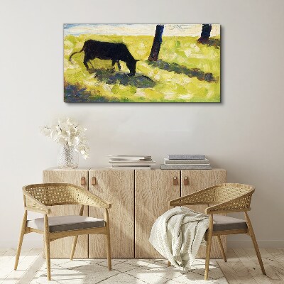 Foto auf leinwand Eine Kuh grast in einer grünen Landschaft