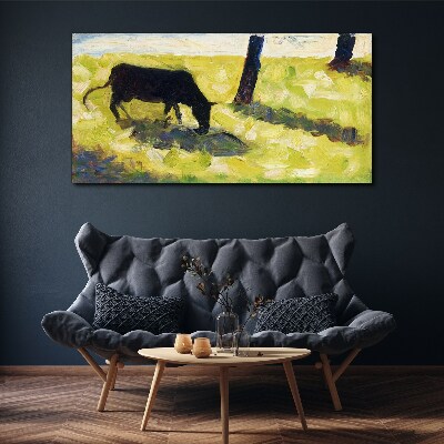 Foto auf leinwand Eine Kuh grast in einer grünen Landschaft