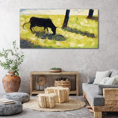 Foto auf leinwand Eine Kuh grast in einer grünen Landschaft