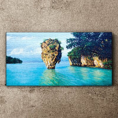 Foto auf leinwand Eine ruhige Bucht mit einem hohen Felsen