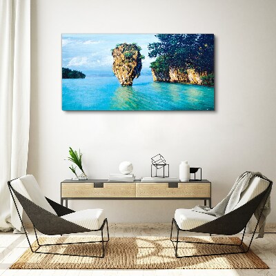 Foto auf leinwand Eine ruhige Bucht mit einem hohen Felsen