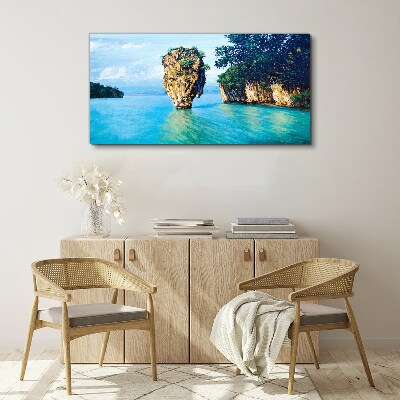 Foto auf leinwand Eine ruhige Bucht mit einem hohen Felsen