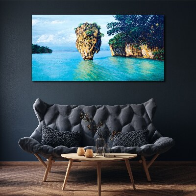 Foto auf leinwand Eine ruhige Bucht mit einem hohen Felsen