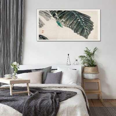 Glasbild Ein schlankes Insekt auf Blättern