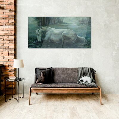 Glasbild Ein ruhiges Pferd in einer Waldlandschaft