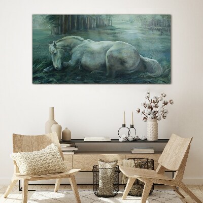 Glasbild Ein ruhiges Pferd in einer Waldlandschaft