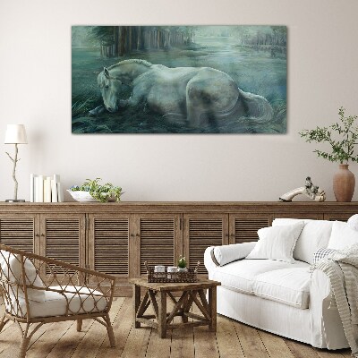 Glasbild Ein ruhiges Pferd in einer Waldlandschaft