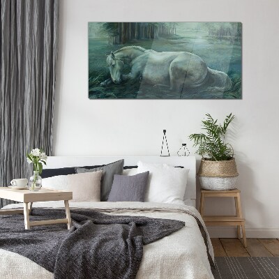 Glasbild Ein ruhiges Pferd in einer Waldlandschaft