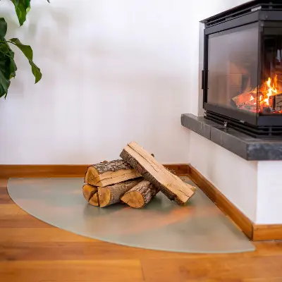 Viertelkreisförmige Glasplatte für Kaminöfen in halbtransparent
