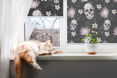 Rollo ohne bohren Schädel zwischen Blumen