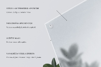 Tischplatte aus halbtransparentem Glas in quadratischer Form