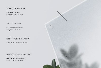 Tischplatte aus halbtransparentem Glas in quadratischer Form