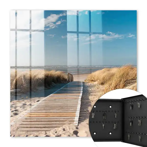 Ein ruhiger Strand mit Dünen