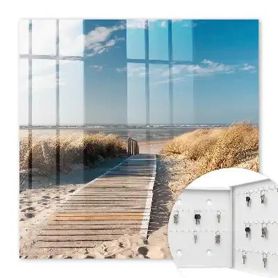 Ein ruhiger Strand mit Dünen