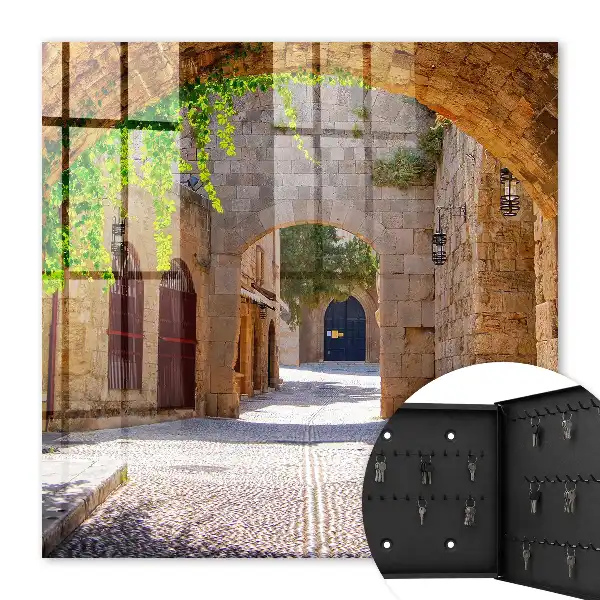 Eine Steinstraße mit Architektur und Grünflächen