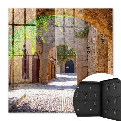 Eine Steinstraße mit Architektur und Grünflächen