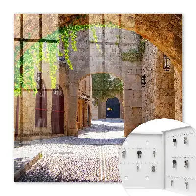 Eine Steinstraße mit Architektur und Grünflächen