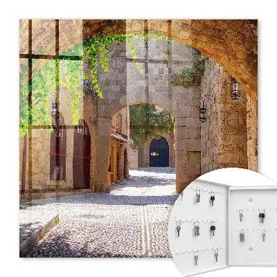 Eine Steinstraße mit Architektur und Grünflächen