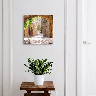 Eine Steinstraße mit Architektur und Grünflächen