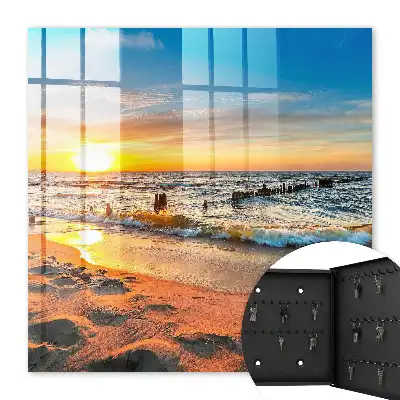 Sonnenuntergang über dem Meer mit einem Strand