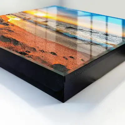 Sonnenuntergang über dem Meer mit einem Strand