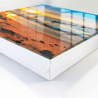 Sonnenuntergang über dem Meer mit einem Strand