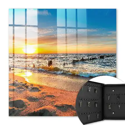 Sonnenuntergang über dem Meer mit einem Strand