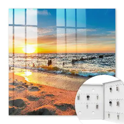 Sonnenuntergang über dem Meer mit einem Strand