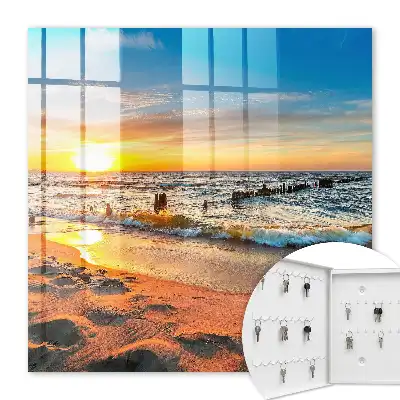 Sonnenuntergang über dem Meer mit einem Strand