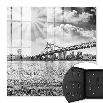 Stadt und Brücke im Sonnenlicht