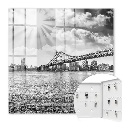Stadt und Brücke im Sonnenlicht