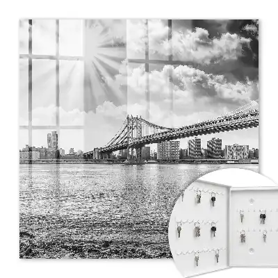 Stadt und Brücke im Sonnenlicht