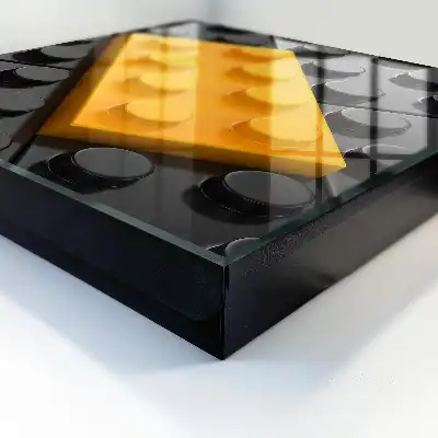 Gelber Block mit schwarzen Elementen